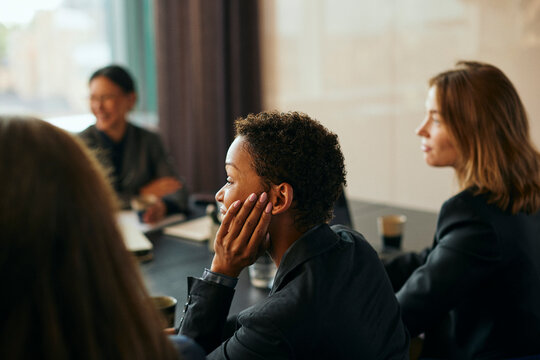 Aff&auml;rskvinnor sitter i m&ouml;te p&aring; kontor