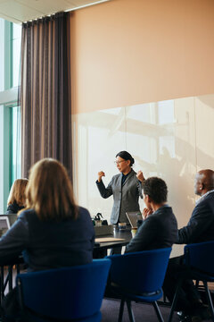 Aff&auml;rskvinna talar inf&ouml;r kollegor under m&ouml;te