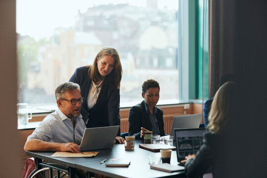 Aff&auml;rskvinna hj&auml;lper rullstolsburen kollega under m&ouml;te