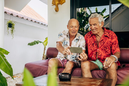 &Auml;ldre m&auml;n anv&auml;nder smartphone