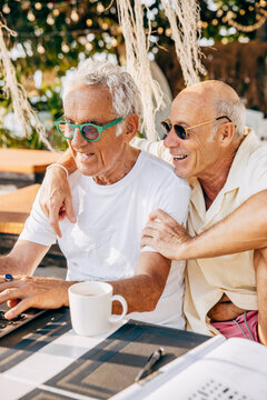 &Auml;ldre man st&ouml;ttar partner sittandes vid laptop