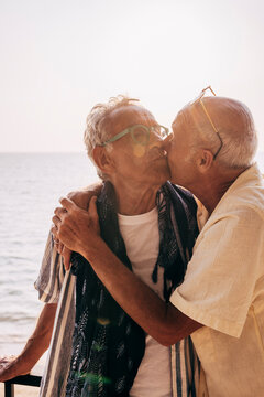 K&auml;rleksfullt &auml;ldre par pussas