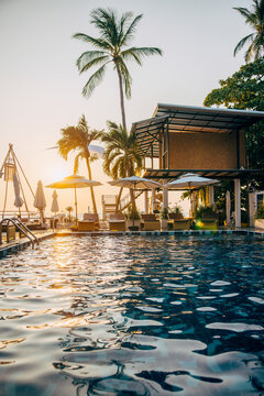 Pool p&aring; resort under solnedg&aring;ng