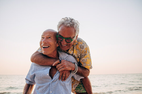 Glad &auml;ldre man kramar partner bakifr&aring;n