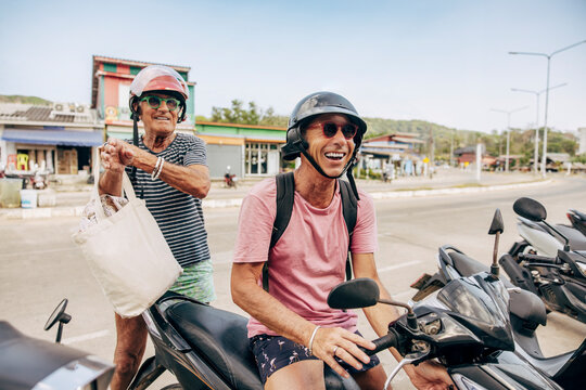 Glad &auml;ldre man sitter p&aring; moped