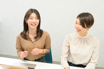 仲良く会話をする日本人の同僚