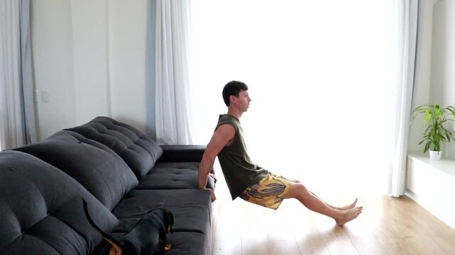 homem faz treino de calistenia em casa 