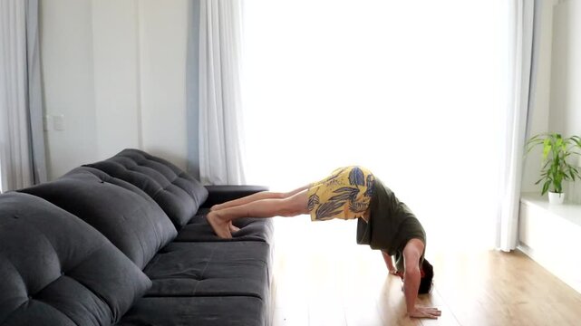 homem faz treino de calistenia em casa 