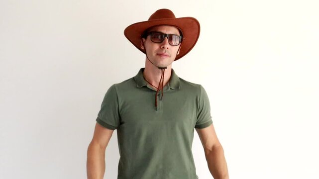 homem usando chap&eacute;u de vaqueiro 