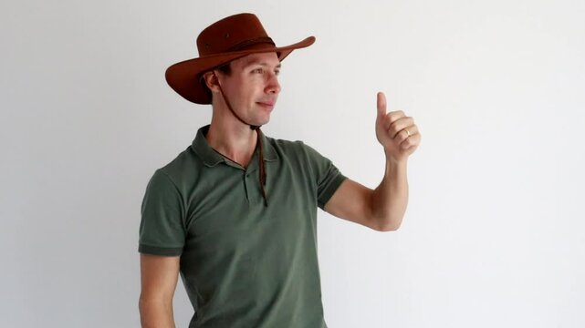 homem vaqueiro usando chap&eacute;u express&atilde;o positiva 