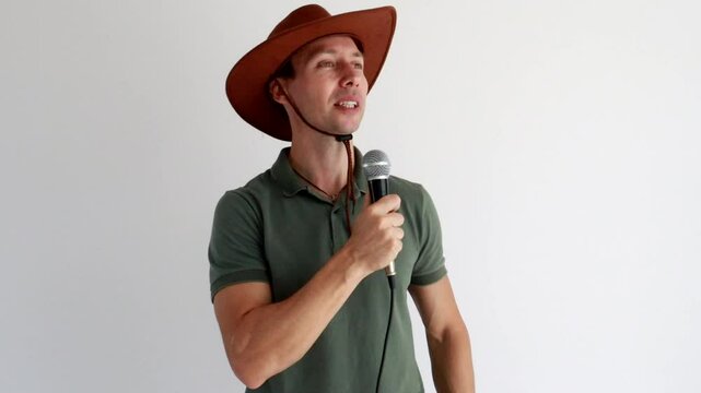 homem com chap&eacute;u usando microfone para discurso 