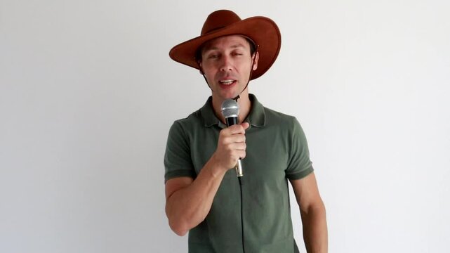 homem com chap&eacute;u usando microfone para discurso 