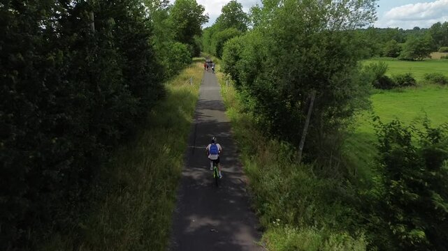 Sortie v&eacute;lo en famille sur une piste cyclable