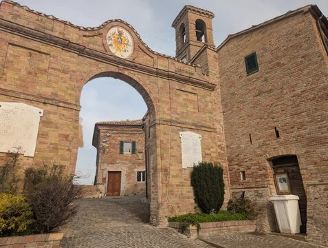 Arco nell'antico borgo medievale del Piticchio di Arcevia nelle Marche