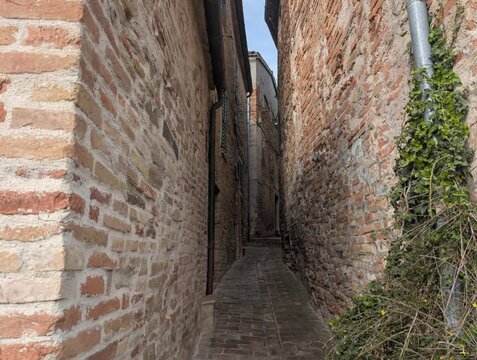 Vicolo dell'antico borgo medievale Piticchio di Arcevia nelle Marche