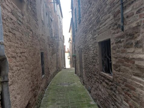 Vicolo dell'antico borgo medievale Piticchio di Arcevia nelle Marche