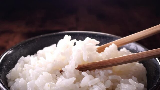 湯気が立ち上るご飯をお箸で持ち上げる