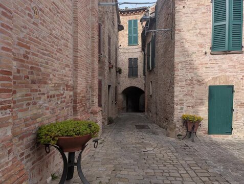 Vicolo dell'antico borgo medievale Piticchio di Arcevia nelle Marche