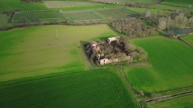 Campi verdi , rustici abbandonati,  colline a Volpedo - Alessandria - Piemonte - Italia (dal drone)