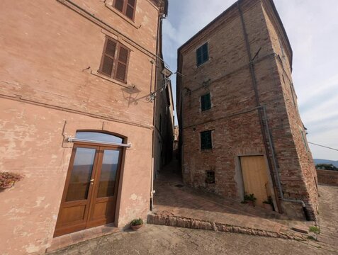 Vicolo dell'antico borgo medievale Piticchio di Arcevia nelle Marche