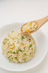 シンプルなチャーハン(具材は玉子・ネギ・しいたけ)