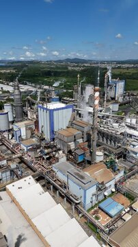 Vis&atilde;o a&eacute;rea vertical de uma ind&uacute;stria de papel e celulose 4k