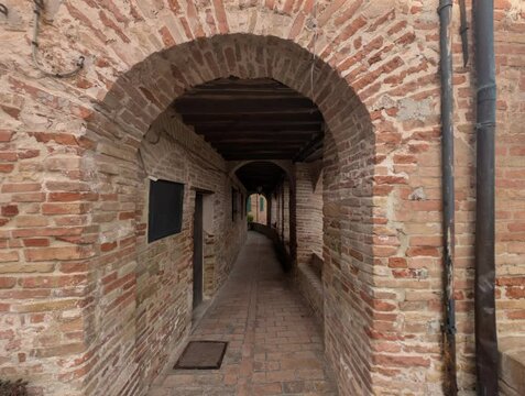 Vicolo dell'antico borgo medievale Piticchio di Arcevia nelle Marche