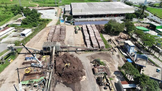 Vis&atilde;o a&eacute;rea de m&aacute;quinas trabalhando em uma ind&uacute;stria