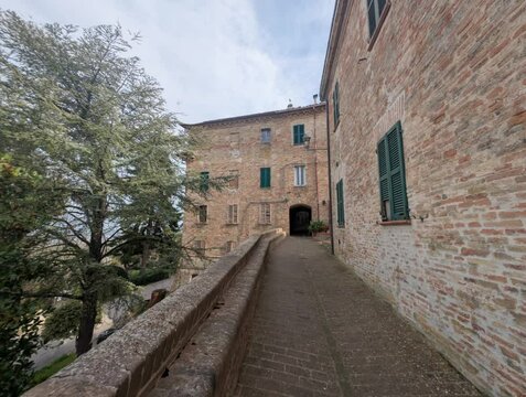 Camminamento sulle mura di cinta nel borgo medievale Piticchio di Arcevia nelle Marche