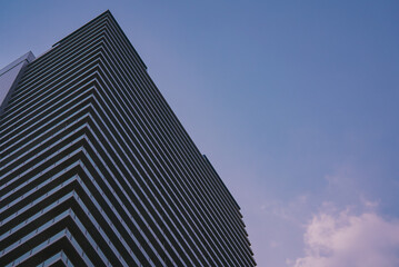 近代的な高層のマンションと青い空
