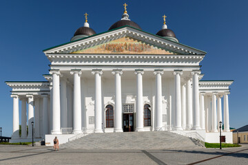 Obraz premium Majestic Cathedral of the Resurrection of Christ with domes against blue sky in Arzamas, surrounded by lush gardens and pathways, blending architectural beauty with tranquil urban landscaping