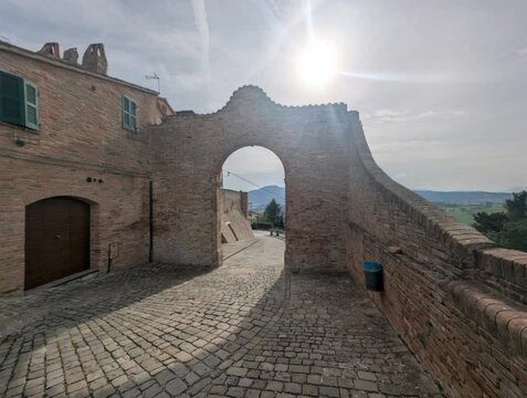 Arco nell'antico borgo medievale del Piticchio di Arcevia nelle Marche