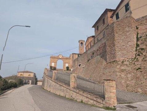 Mura di cinta del borgo medievale Piticchio di Arcevia nelle Marche