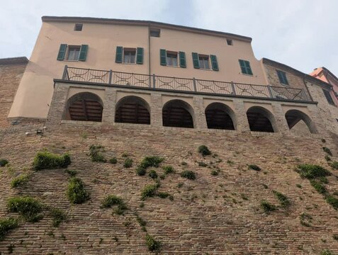 Mura di cinta del borgo medievale Piticchio di Arcevia nelle Marche