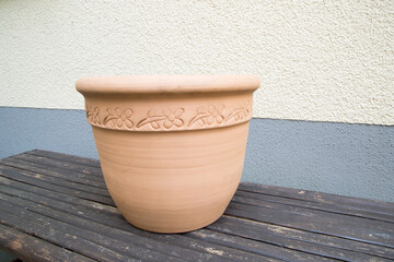 Blumentopf aus Terracotta, floral handverziert