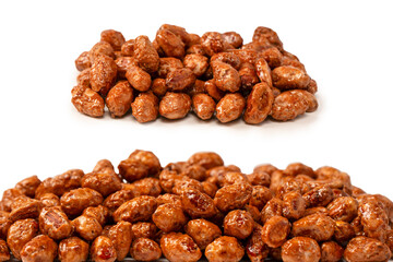 Obraz premium Tasty sweet roasted peanuts isolated on a white background.