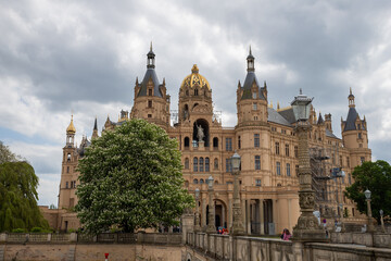Obraz premium Schwerin Castle and Park in Spring – A Romantic Travel Destination