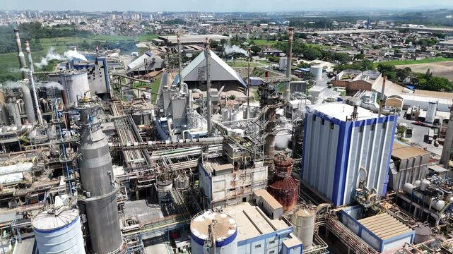 Vis&atilde;o a&eacute;rea de uma ind&uacute;stria de celulose, com tanques, m&aacute;quinas e infraestrutura, mostrando a opera&ccedil;&atilde;o de uma f&aacute;brica de papel e celulose de grande porte
