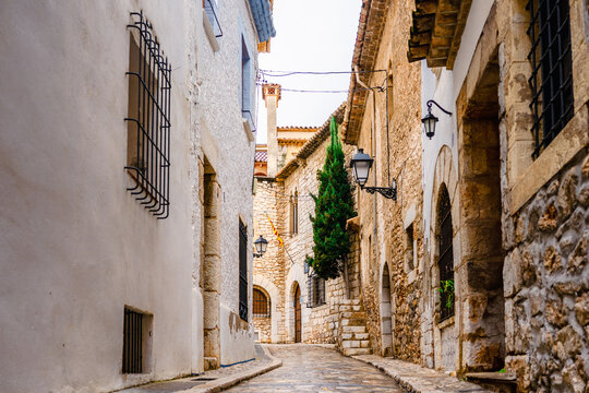 Fototapeta View of the a small street and alleys of Sitges, medieval Spanish town in the coast of Catalonia. Spanish architecture and tourism