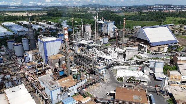 V&iacute;deo drone 4k mostrando chamin&eacute;s e caldeiras em ind&uacute;stria de papel, capturando detalhes da estrutura e funcionamento, evidenciando a produ&ccedil;&atilde;o industrial e tecnologia no setor de papel