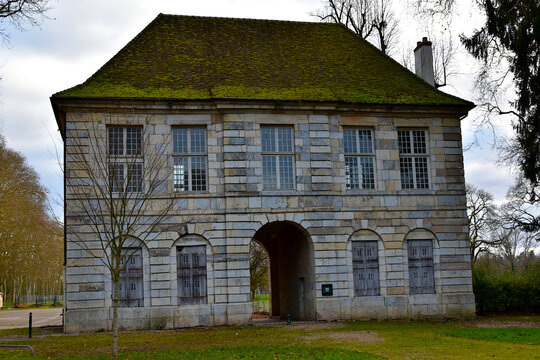 La fa&ccedil;ade du Pavillon de l&rsquo;Arquebuse &agrave; Dole dans le Jura