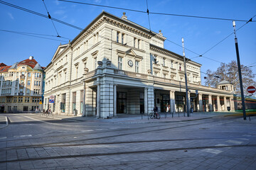 Obraz premium street and facade of a historic building in the neoclassical style in the city of Poznan