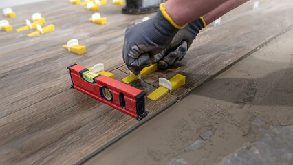 Tiling work using the leveling system. 