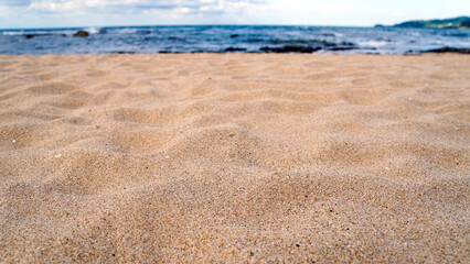 きめ細かな砂粒が織りなす海辺の砂浜のクローズアップ