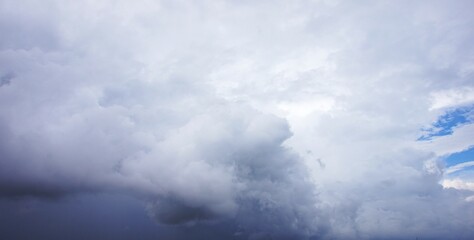 Obraz premium The cloudy afternoon sky with black clouds clumping together is a sign that it will rain, suitable for a background