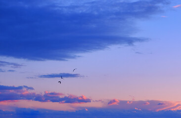 Atardecer frio con nubes de colores