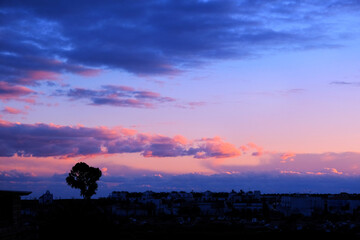 Atardecer frio con nubes de colores
