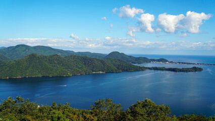 かぶと山展望台から望む緑の山々と青い海が織りなす久美浜湾
