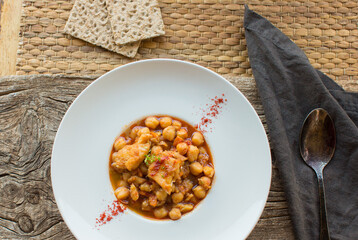 Garbanzos con bacalao y pimentón 