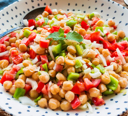 Ensalada de garbanzos muy colorida